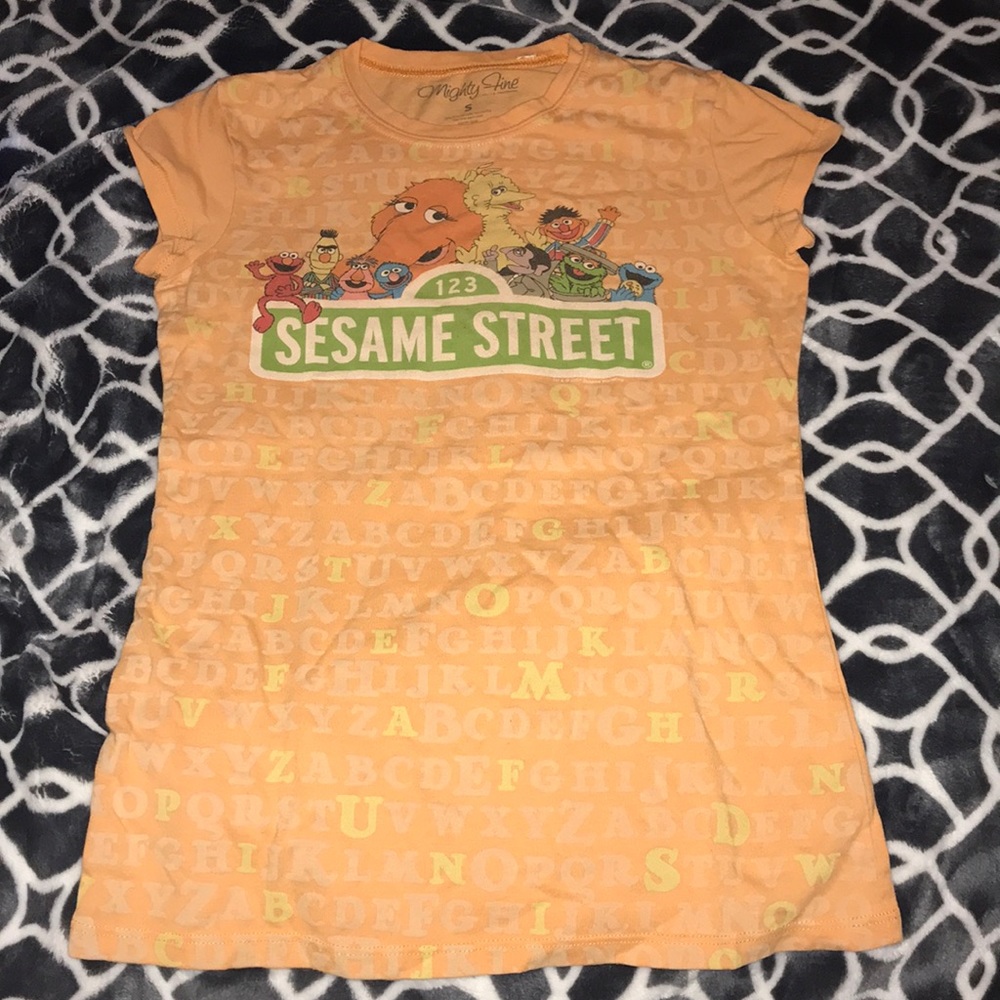 Graphic tee size S